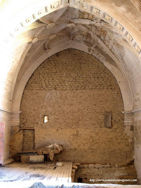 INTERIOR DE LA NAVE HACIA LA CABECERA. MURO DE CIERRE SEPARANDO CABECERA DE NAVE